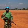 Binh sỹ thuộc Phái bộ Gìn giữ Hòa bình của Liên hợp quốc tại Cộng hòa Trung Phi (MINUSCA) tuần tra tại Paoua, Cộng hòa Trung Phi ngày 2/12/2021. (Ảnh: AFP/TTXVN)