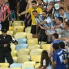 Cảnh sát Brazil và người hâm mộ Argentina trên khán đài. (Ảnh: AFP)