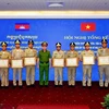 Thừa ủy quyền của Bộ trưởng Bộ Công an, Trung tướng Nguyễn Văn Viện trao Bằng khen tặng các tập thể, cá nhân của Bộ Nội vụ Vương quốc Campuchia. (Ảnh: Thành Chung/TTXVN)