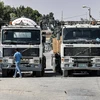 Xe tải chở hàng chờ qua cửa khẩu Kerem Shalom ở Rafah, ngày 5/9/2023. (Ảnh: AFP/TTXVN)