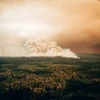 Khói bốc lên ngùn ngụt từ đám cháy rừng tại Quebec, Canada, ngày 10/7/2023. (Ảnh: AFP/TTXVN)