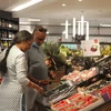 Người tiêu dùng mua sắm tại một siêu thị ở Frankfurt, Đức. (Ảnh: THX/TTXVN)