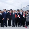 Cán bô, nhân viên Tổng Lãnh sự quán và cộng đồng người Việt Nam tại Fukuoka tiễn Chủ tịch nước Võ Văn Thưởng và Phu nhân tại Sân bay Quốc tế Fukuoka. (Ảnh: Thống Nhất/TTXVN)