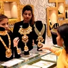 Người dân chọn mua vàng trang sức tại cửa hàng ở Bhopal, Ấn Độ, ngày 10/11/2023. (Ảnh: THX/TTXVN)