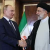 Tổng thống Iran Ebrahim Raisi (phải) và Tổng thống Nga Vladimir Putin. (Ảnh: AFP/TTXVN)