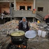 Người dân Palestine sống trong những căn nhà đổ nát do xung đột tại thành phố Khan Younis, Dải Gaza, ngày 26/11/2023. (Ảnh: THX/TTXVN) 