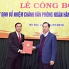 Phó Thống đốc Đào Minh Tú trao quyết định cho tân Chánh văn phòng NHNN. (Nguồn: NHNN)