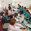 NHCSXH huyện Nam Đàn giải ngân vốn cho người nghèo tại điểm giao dịch xã. (Ảnh: Vietnam+)