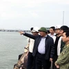 Phó Thủ tướng Nguyễn Xuân Phúc kiểm tra công tác phòng, chống bão tại cảng Dung Quất. (Ảnh: Thanh Long/TTXVN)
