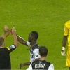 [Video] Cầu thủ ở Ligue 1 tìm cách "đánh cắp" thẻ đỏ của trọng tài