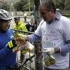 Nông dân Colombia lập kỷ lục Guinness về phát rau quả miễn phí