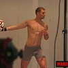 [Video] Neuer cũng mặc quần lót để quay video như Ronaldo