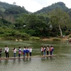 [Photo] Yên Bái: Hàng trăm học sinh vượt suối bằng bè đến trường