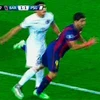 [Video] Suarez tung tuyệt chiêu kung-fu "đá hậu" về phía Thiago Silva