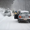 Tuyết rơi dày đặc gây ùn tắc giao thông nghiêm trọng ở Pháp