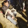 Cậu bé 6 tuổi người Trung Quốc bị một xe tải cát chôn sống