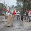 Đồng Nai: Người dân tiếp tục chặn xe tải vào mỏ đá Tân Cang