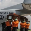 Binh sỹ Indonesia chuyển thi thể nạn nhân vụ máy bay QZ8501. (Nguồn: AFP/TTXVN)