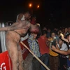 Ấn Độ: Đám đông điên loạn xông vào tù, hành hình kẻ hiếp dâm