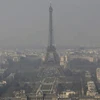 Paris ô nhiễm nghiêm trọng, không nhìn thấy rõ tháp Eiffel