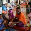 Người di cư Rohingya từ Myanmar ngày 18/5 khi được đưa vào bờ sau nhiều ngày lênh đênh trên biển. (Ảnh: AFP/TTXVN)