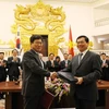 Bộ trưởng Bộ Công Thương Vũ Huy Hoàng và Bộ trưởng Bộ Thương mại, Công nghiệp và Năng lượng Hàn Quốc Yoon Sang-jick ký kết chính thức Hiệp định thương mại tự do Việt Nam-Hàn Quốc (VKFTA). (Nguồn: Bộ Công Thương)