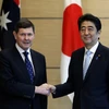 Thủ tướng Nhật Bản Shinzo Abe (phải) đã có cuộc gặp với Bộ trưởng Quốc phòng Australia Kevin Andrews (trái) đang trong chuyến thăm Nhật Bản. (Ảnh: AFP/TTXVN)