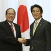 Thủ tướng Nhật Bản Shinzo Abe (phải) và Tổng thống Philippines Benigno Aquino trong chuyến thăm Nhật Bản năm 2014. (Ảnh: AFP/TTXVN)