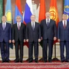 Tổng thống Nga Vladimir Putin (giữa) và Tổng thống các nước thành viên CSTO gồm Armenia, Belarus, Kazakhstan, Kyrgyzstan và Tajikistan tại một phiên họp của tổ chức này. (Ảnh: AFP/TTXVN)