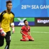 Cầu thủ Singapore (áo đỏ) thất vọng sau khi nhận thất bại 1-2 trước Myanmar. (Nguồn: fourfourtwo.com)