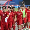 Các cầu thủ Việt Nam đến đường piste cảm ơn các VĐV đã đồng hành cùng từ trận đấu đần tiên. (Ảnh: Quốc Khánh/TTXVN)