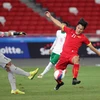 Pha tranh bóng giữa Mạc Hồng Quân với thủ môn U23 Indonesia. (Ảnh: Quốc Khánh/TTXVN)