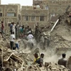 Người dân Yemen tìm kiếm người sống sót sau vụ oanh tạc ở thành cổ Sanaa ngày 12/6. (Ảnh: AFP/ TTXVN)
