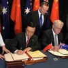 Bộ trưởng Thương mại Australia Andrew Robb và người đồng cấp Trung Quốc Cao Hổ Thành ký kết Hiệp định Thương mại Tự do (FTA). (Ảnh: EPA)