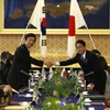 Ngoại trưởng Nhật Bản Fumio Kishida (phải) có cuộc gặp với Ngoại trưởng Hàn Quốc Yun Byung-se (trái) đang trong chuyến thăm Nhật Bản. (Ảnh: Kyodo/TTXVN)