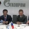 Tổng giám đốc Nguyễn Quốc Khánh ký thỏa thuận với Chủ tịch Hội đồng quản trị Gazprom, ông Alexey Miller. (Ảnh: Duy Trinh/TTXVN)
