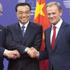Chủ tịch Ủy ban châu Âu (EC) Jean-Claude Juncker (trái), Thủ tướng Trung Quốc Lý Khắc Cường (giữa) tại Hội nghị Thượng đỉnh EU-Trung Quốc ngày 29/6. (Ảnh: EU Audiovisual)