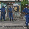 Lực lượng an ninh Burundi tuần tra duy trì an ninh tại khu vực người biểu tình phản đối Tổng thống ở thủ đô Bujumbura ngày 2/6. (Ảnh: AFP/ TTXVN)