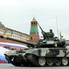  Xe tăng T-90 của Nga diễu binh trên quảng trường Đỏ. (Ảnh: AFP/TTXVN)
