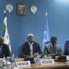 Điều phối viên Liên hợp quốc về tình hình Burundi Abdoulaye Bathily (thứ hai, trái) và đại diện phái bộ MENUB Ibrahima Fall (thứ hai, phải). (Ảnh: AFP/TTXVN)