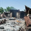 Nhà cửa bị thiêu rụi sau vụ tấn công của phiến quân Boko Haram tại làng Zabarmari, đông bắc Nigeria ngày 4/7. (Ảnh: AFP/TTXVN)