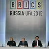  Tổng thống nước chủ nhà Vladimir Putin (giữa) và các nhà lãnh đạo BRICS tại hội nghị. (Ảnh: AFP/TTXVN)