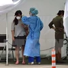 Nhân viên y tế kiểm tra thân nhiệt hành khách tại Bệnh viện Trường Đại học Konkuk ở Seoul, Hàn Quốc. (Nguồn: AFP/TTXVN)