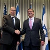 Bộ trưởng Quốc phòng Mỹ Ashton Carter (trái) hội đàm với người đồng nhiệm nước chủ nhà Moshe Yaalon tại Tel Aviv. (Ảnh: AFP/TTXVN)
