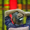 Một nhà đầu tư quan sát biến động của thị trường chứng khoán Trung Quốc. (Ảnh: Getty Images)