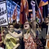 Người dân tại thủ đô Athens phản đối chính sách thắt lưng buộc bụng để được ở lại Eurozone. (Nguồn: AFP/TTXVN)