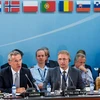 Tổng thư ký Tổ chức Hiệp ước Bắc Đại Tây Dương (NATO) Jens Stoltenberg (trái) phát biểu tại cuộc họp. (Nguồn: AP)