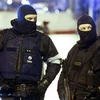 Cảnh sát Bỉ trong một cuộc truy quét các thành viên IS hoạt động tại quốc gia này. (Ảnh: CNN)