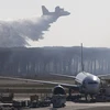 Lực lượng cứu hỏa nỗ lực ngăn chặn đám cháy gần sân bay quốc tế Fiumicino. (Nguồn: Reuters)