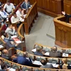 Tổng thống Ukraine Petro Poroshenko (phải) phát biểu tại một phiên họp Quốc hội. (Nguồn: AFP/TTXVN)